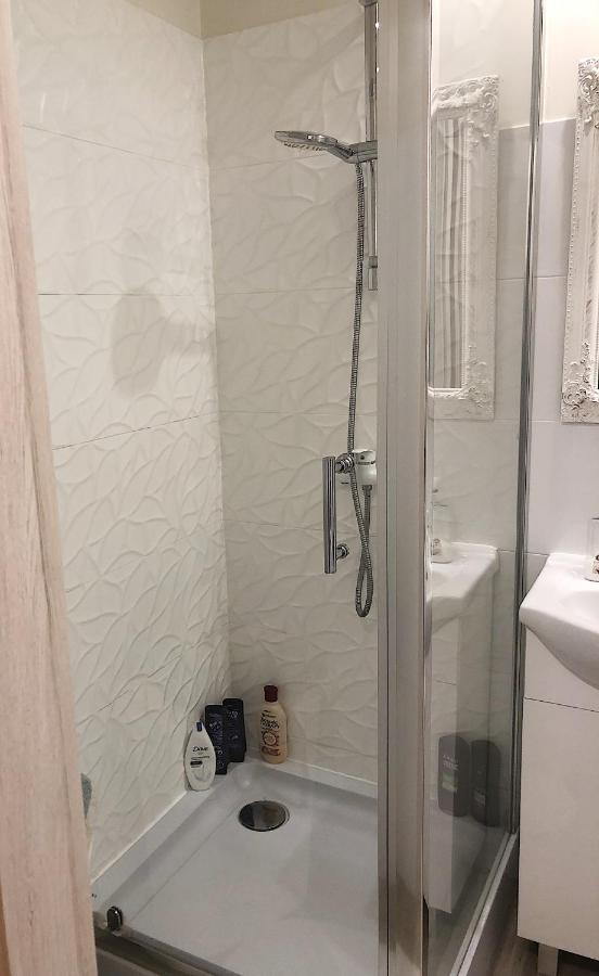 Kawalerka - Jelenia Gora, Dziel. Zabobrze Apartment Luaran gambar